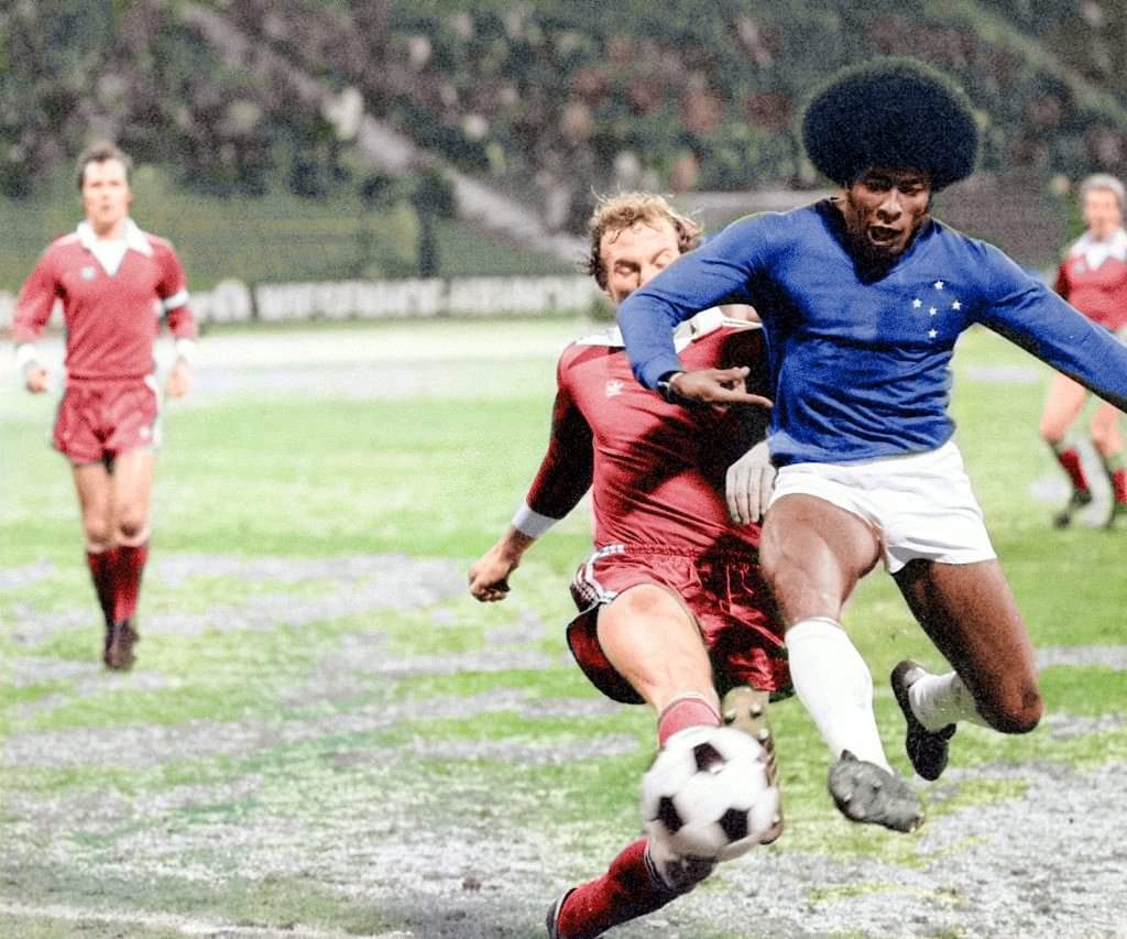 #BayernMunich 🇩🇪 defeat #Cruzeiro 🇧🇷 2-0 in the #Olympiastadion to win the 1st Leg of the 1976 #IntercontinentalCup; late goals by Gerd Muller & Jupp Kappellmann doing the damage. A 0-0 draw at the #Mineirao a month later would complete the job. @FCBayern @Cruzeiro
