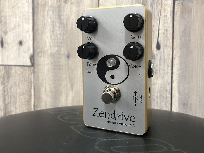 MJ_Online_Store's tweet photo. Hermida Audio GOLD ZENDRIVE II
#ダンブル系 オーバードライブの代表格「#Zendrive」をベースとしながらもよりレンジの広い音作りに対応できる様に設計されている『GOLD ZENDRIVE II』が入荷しました。
↓ご注文はこちら↓
https://t.co/0CXkXbxLMI
#ギター #オーバードライブ #HermidaAudio https://t.co/okpcMnPHAs