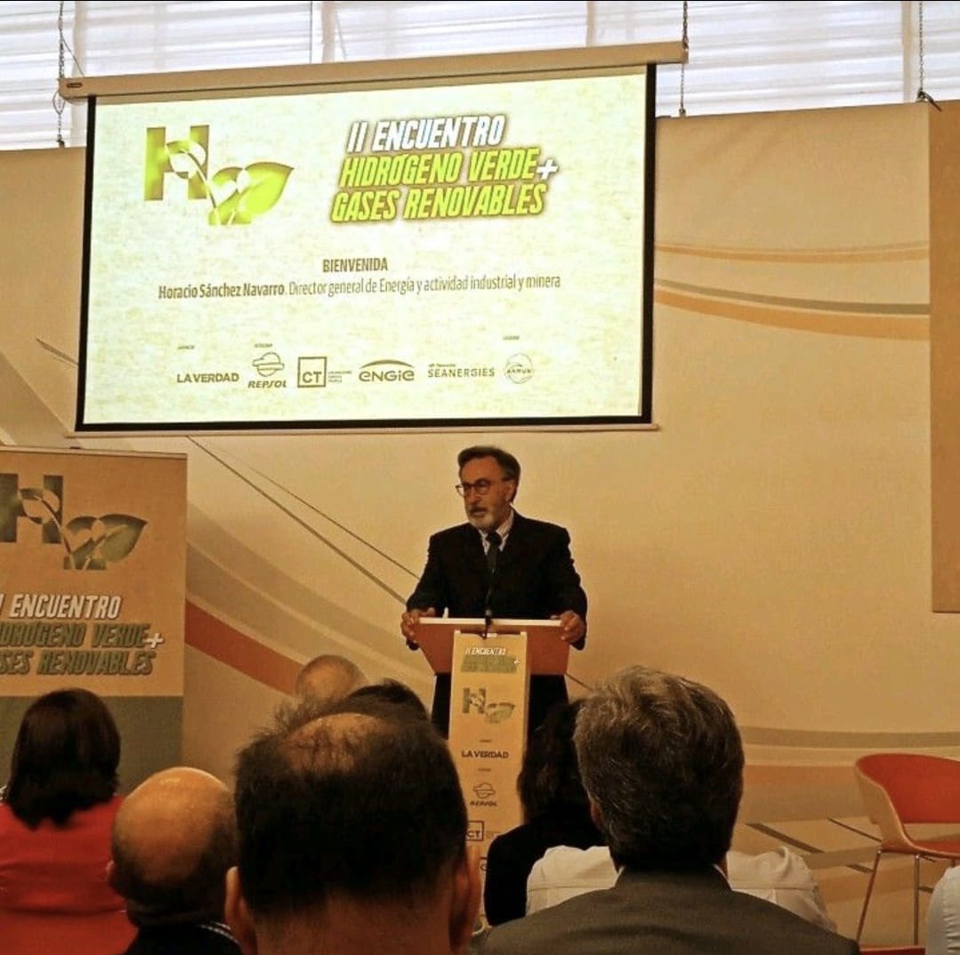 Industria_RM's tweet photo. 📸 El Director General de Energía y Actividad Industrial y Minera, participa en el "II ENCUENTRO HIDRÓGENO VERDE + GASES RENOVABLES" organizado por el Diario @laverdad_es en el Auditorio @El_Batel de #Cartagena.

#HidrogenoVerde https://t.co/p7Q7AaZmnf