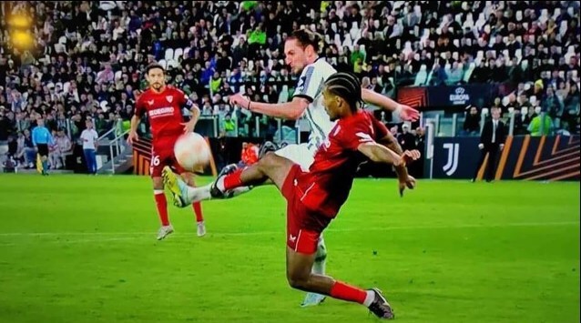 juventushungary's tweet photo. ez zaVAR

Még akkor is ha finoman fogalmazva sem voltunk lehengerlőek.

ami még jobban zaVAR

Ezt nem is nézték meg, Gatti gólját pedig elemezgették? Ott miért igen itt pedig miért nem?

Persze kiakadhatunk mi ezredjére is ezen, úgysem fog változni semmi, és talán ez zavar a… https://t.co/riRwnvD4zB