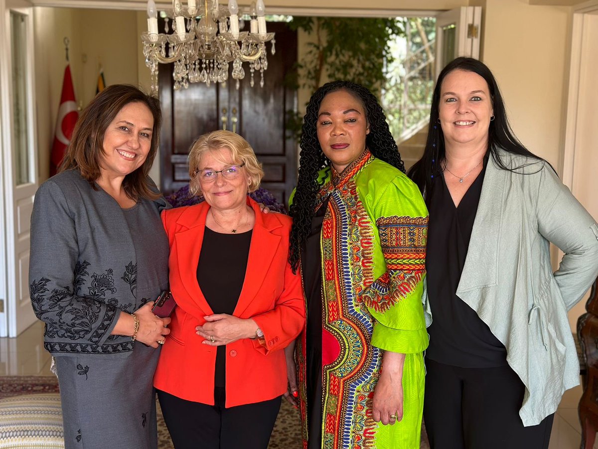 diplomatic_the's tweet image. H.E. Ayşegül Kandaş strengthens people-to-people ties #musicdiplomacy
On 11 May, Ambassador of Türkiye, H.E Ayşegül Kandaş hosted Lunch  #WouterKellerman Award-winning SA flautist made a brief musical appearance @CapeTurkish @MFATurkiye @DIRCO_ZA 
@TurkishEmbPTA @wouterkellerman