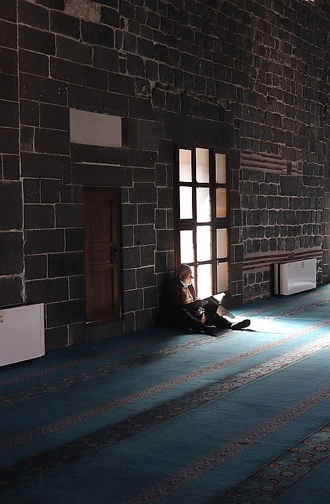 كَانَ رَجُلٌ يَقْرَأُ سُورَةَ الْكَهْفِ وَإِلَى جَانِبِهِ حِصَانٌ مَرْبُوطٌ بِشَطَنَيْنِ فَتَغَشَّتْهُ سَحَابَةٌ فَجَعَلَتْ تَدْنُو وَتَدْنُو وَجَعَلَ فَرَسُهُ يَنْفِرُ فَلَمَّا أَصْبَحَ أَتَى النَّبِيَّﷺ فَذَكَرَ ذَلِكَ لَهُ فَقَالَ تِلْكَ السَّكِينَةُ تَنَزَّلَتْ بِالْقُرْآنِ