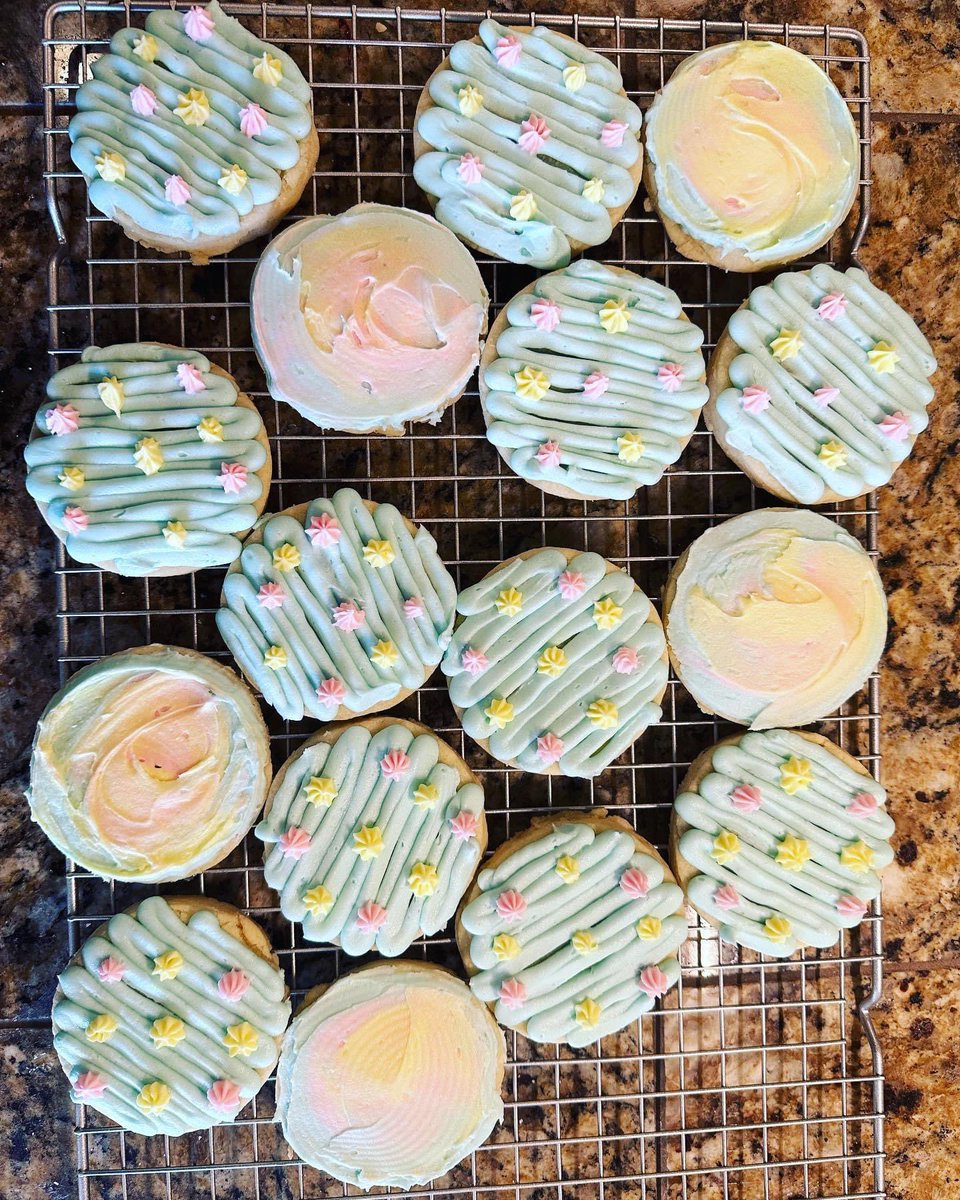 TheDevilsPickle's tweet image. Made pretty (and delicious 😋) cookies! #sugarcookies #funcolors #sweettreat #yumyum