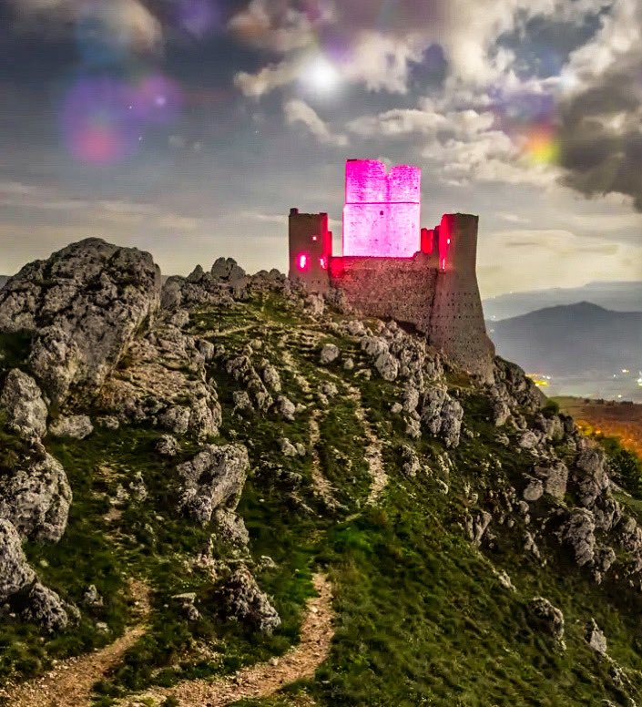 Per il #Giro d’Italia, tappa di oggi a #campoimperatore la meravigliosa #roccacalascio si illumina di Rosa 🌸
#magliarosa #Giro2023 #GirodItalia #giroditalia2023 #ladyhawke #abruzzo #meravigliaitalia