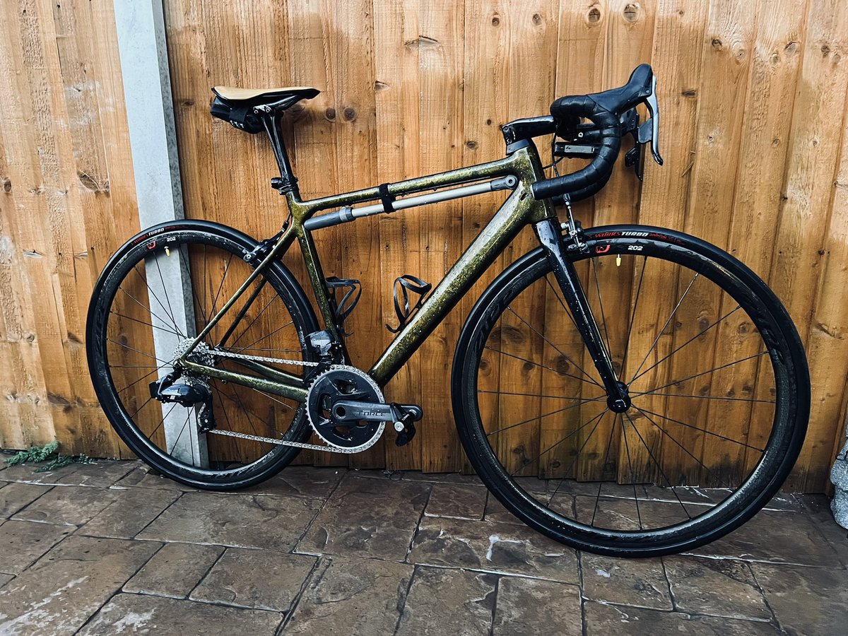 Phil_Bones85's tweet photo. @gcntweet @gcntweet @AdamBlythe89 isn’t this only one rocking a gold bike. Been doing since 2018. #rimbrakemafia https://t.co/mnojRttNPY