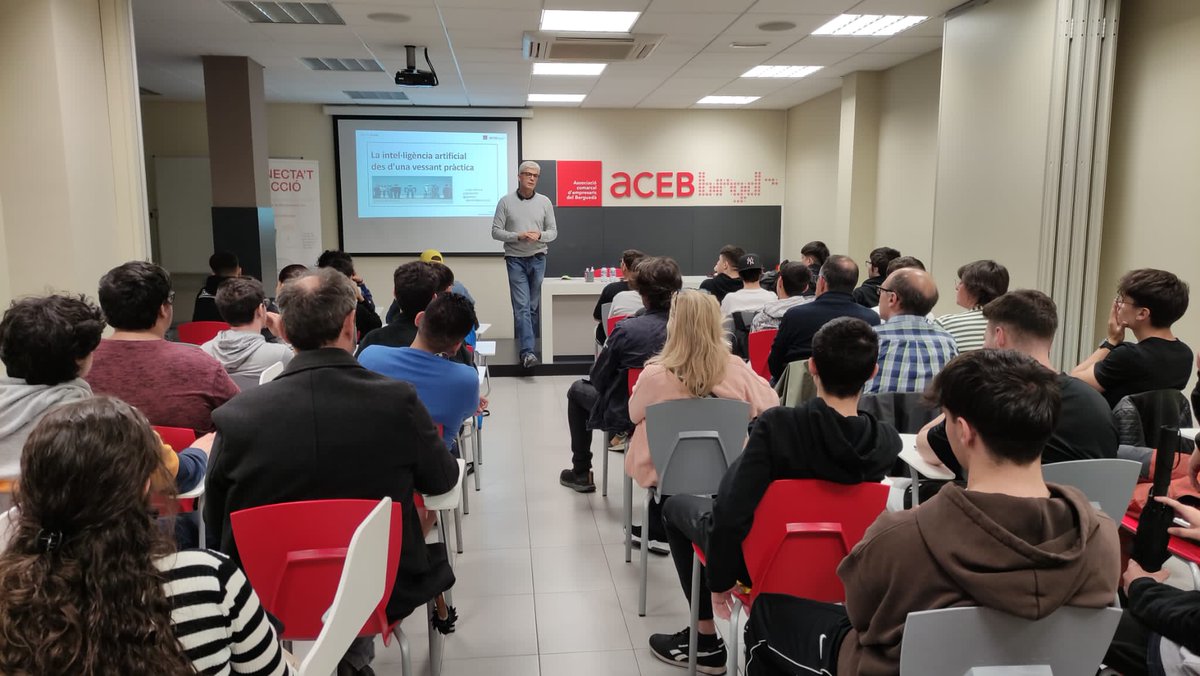 📸 Ahir la intel·ligència artificial va ser protagonista a #Berga en una sessió amb <a href="/AcebBergueda/">ACEB</a>.

👉De la mà de <a href="/cgomara/">Carles Gómara</a> vam parlar de les aplicacions principals amb casos pràctics davant d'empresaris i joves del Berguedà i la Catalunya Central.

#IA