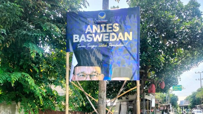 Respon santai Willy Aditya (Nasdem) mengenai pencabutan banner Anies Baswedan

"Ya kalau (banner) Anies dicabut nanti kita pasang lagi. Nggak perlu ada langkah melaporkan," 

."Tapi kita mengimbau kita happy aja lah Pemilu ini, nggak usah musuh-musuhan, nggak usah iri hati gitu,