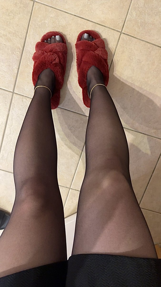 Plushy 😍

#calze #hosiery #pantyhose #stockings #nylons #whitenails #legslegslegs #feet #feetfethish #toes #anklets
