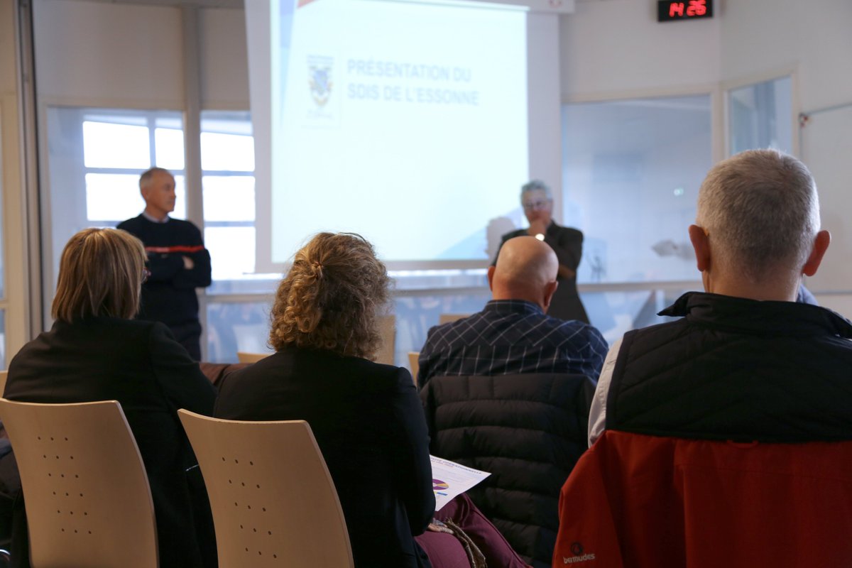 sdis91's tweet photo. Hier après-midi, des élus locaux et représentants de l'@UnionMaires91 se sont rendus au CDAU.
Organisée par l’UME, cette visite fut l’occasion d’assister à une présentation du Sdis, de visiter la plateforme et de rencontrer les personnels de garde ce jour-là. https://t.co/1yrOaDeD2O