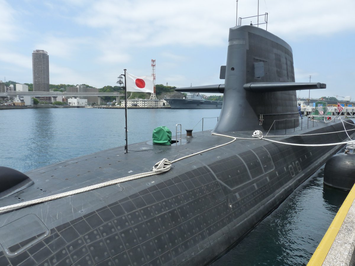 停泊中の潜水艦です！！
よく見ると、奥には「いずも」が停泊しています🚢

#潜水艦 #いずも #海上自衛隊