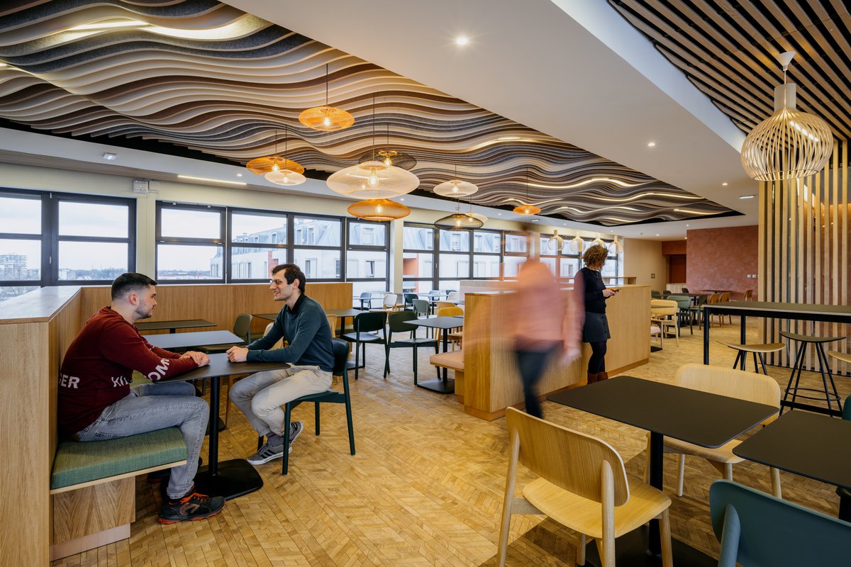 Groupe_Kardham's tweet photo. [#PROJET] Restaurant, cafétéria, terrasse, ou encore co-working : nos équipes strasbourgeoises ont réaménagé le restaurant d'entreprise d'@OctapharmaGroup à Lingolsheim 🩺💊  
👉 https://t.co/JYXRjISXGb  

#OfficeDesign #OfficeArchitecture #MarqueEmployeur #BeyondBuilding https://t.co/oMdFvUpRvm