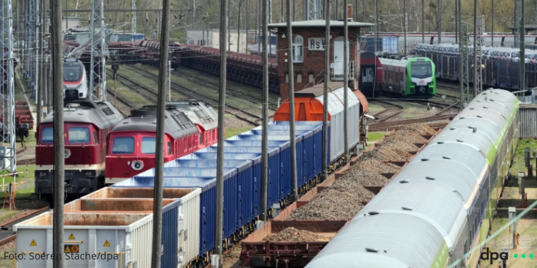 Gespräche bis in die Nacht: Bahn kann Warnstreik bislang nicht abwenden. EVG stellt Ultimatum. sueddeutsche.de/wirtschaft/bah… via @SZ