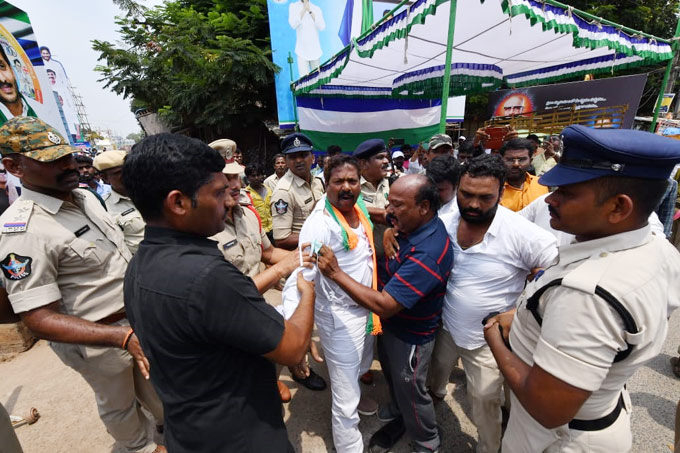 eenadulivenews's tweet photo. సీఎం పర్యటనలో భాజపా నిరసన
మరిన్ని చిత్రాల కోసం క్లిక్ చేయండి https://t.co/3Qjlv9HgAB
#nelllore #bjp #protest #photogallery #eenadu https://t.co/jiOKWSLwf6