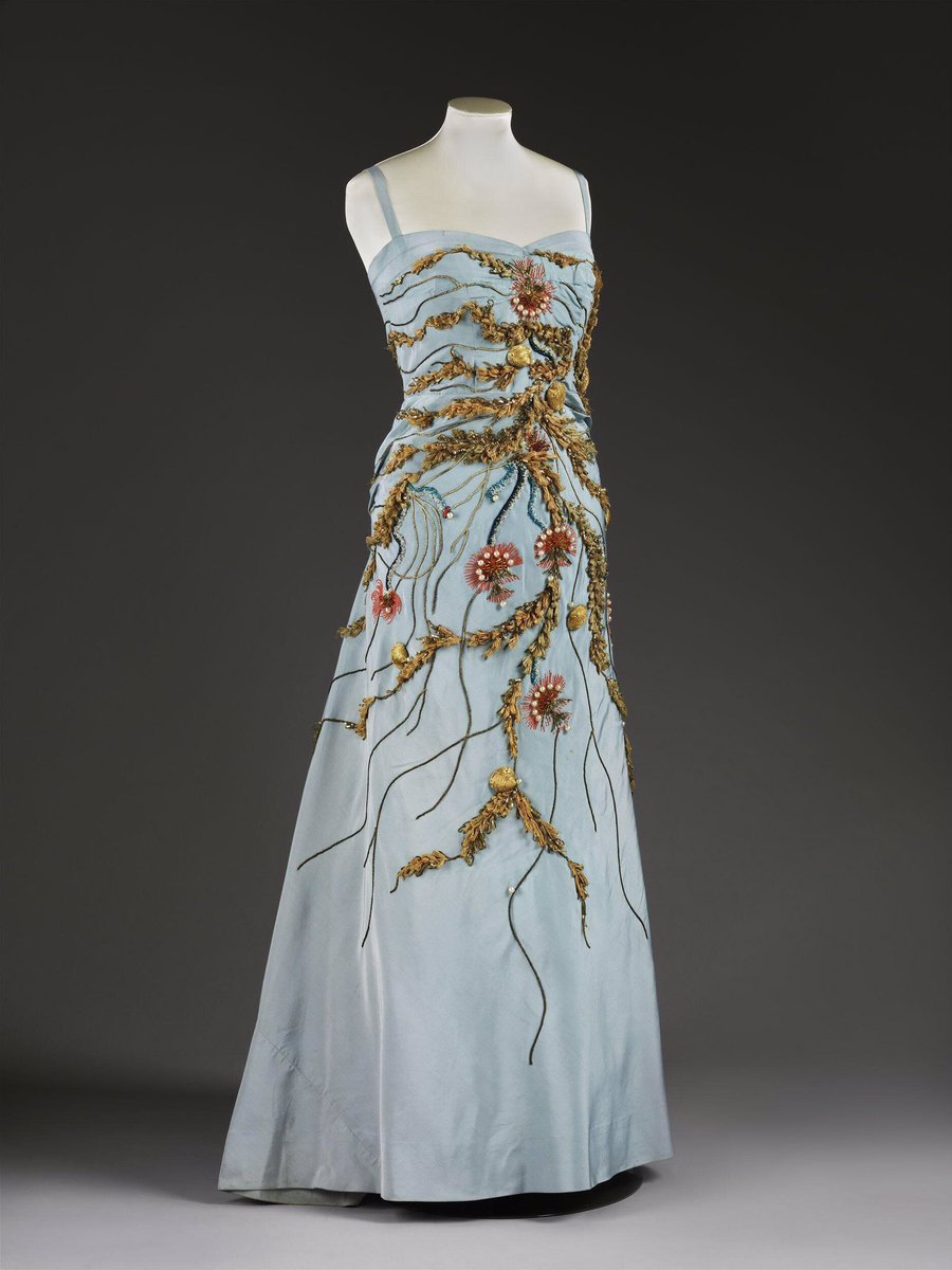 Friday treat time. Norman Hartnell blue-green silk ballgown, London c1953 @V_and_A collections. Read about it here collections.vam.ac.uk/item/O1328438/… #dresshistory #fashionhistory