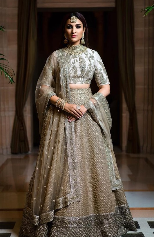 NariKesari's tweet image. होने वाली दुल्हनिया परिणीति हर आउटफिट में क्लासी लगती है लेकिन बात जब एथनिक लुक्स की आती है तो उनकी खूबसूरती पर चार चांद लग जाता है। 

#ParineetiChopra #ethniccollection #Parineetifashion #BridetobeParineetichopra #traditionaloutfit