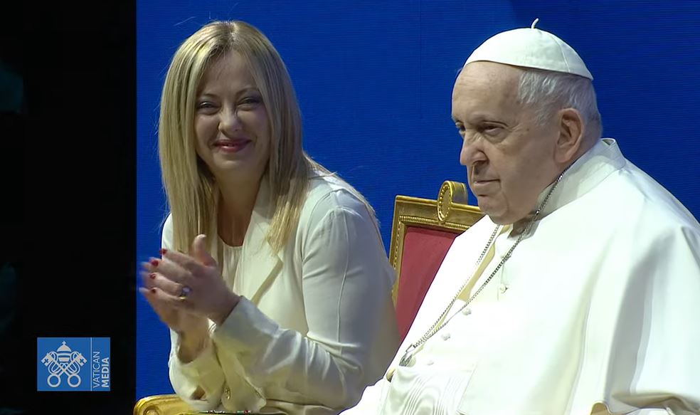 Cindy_Wooden's tweet photo. #PopeFrancis, using a walker, arrives at a meeting about Italy's declining birthrate. Italian Prime Minister @GiorgiaMeloni also is participating. https://t.co/ZezWbncDcV