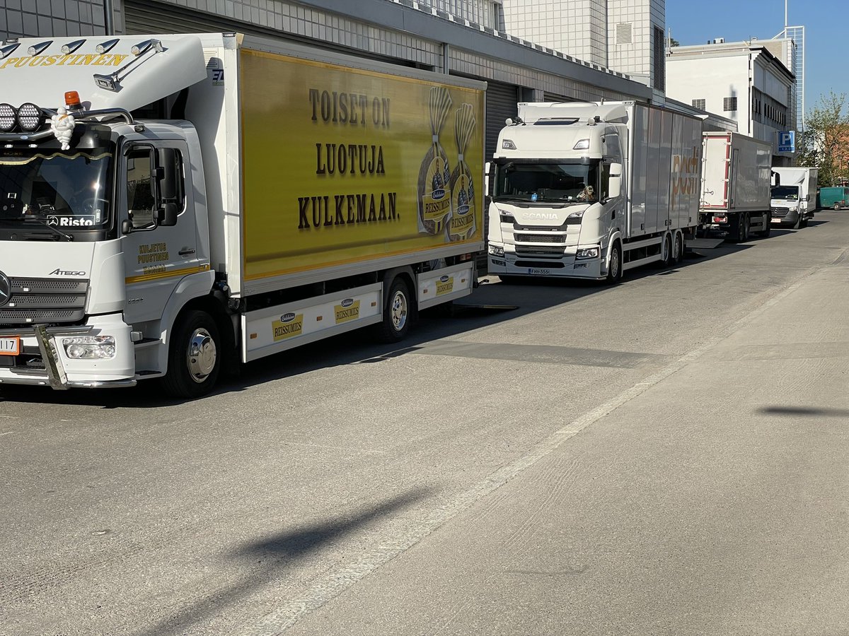 Kauppa kaupungin keskustassa. Tavaran purkaamisessa omat haasteet! Ammattilaiset hoitavat homman👍