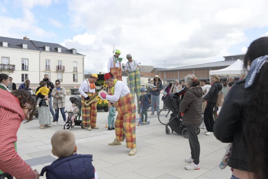 larochesuryonfr's tweet photo. 😀 La semaine inaugurale de la place du Président Jacques-Chirac se poursuit à @larochesuryonfr. Ce soir, les #habitants sont conviés au #spectacle de la compagnie #TranseExpress. Un moment magique pour ce nouveau cœur de quartier.
⏩ https://t.co/x8qO2qsaUU.
#larochesuryon #lrsy https://t.co/8djmzrlYtT