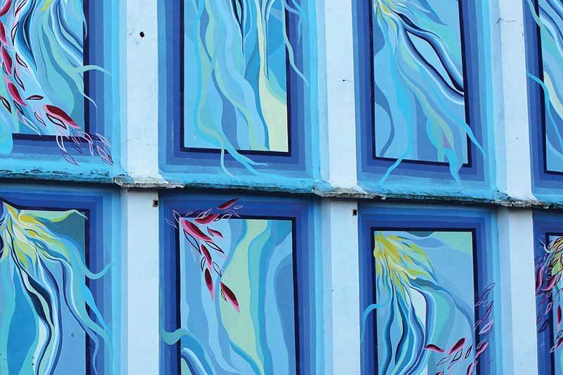 La artista italiana Roberta Venanzi transformó la parte trasera de la antigua estación de Carballo en una obra de arte urbano abstracta llamada "La Armonía del Contraste".

#carballo #carballomola #galicia 
<a href="/TurismoCarballo/">Turismo Carballo</a> / <a href="/MurosDerrubando/">DerrubandoMuros</a>