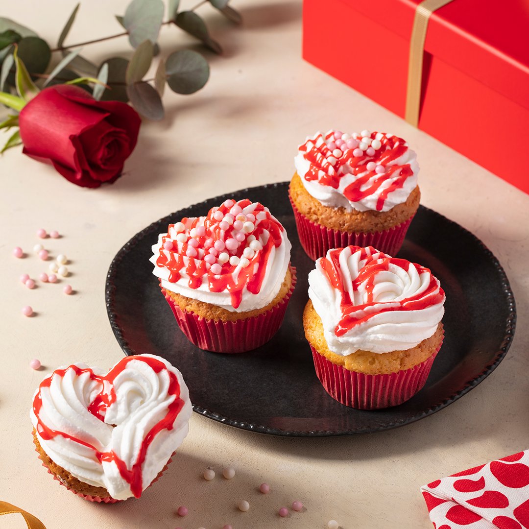 Kenton Tatlı Şefi Vanilyalı Cupcake Karışımı ile Anneler Günü için hazırlayacağınız mükemmel bir tarifimiz var. Kalp Cupcake ile sevdiklerinizi lezzetli tariflerle buluşturabilirsiniz.

#Kenton #Tatlı #Tatlıtarifleri