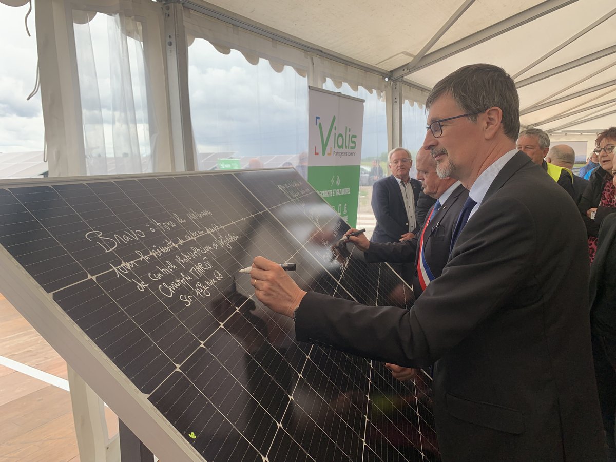 👉projet voulu par le maire et porté par <a href="/Vialis_Colmar/">Vialis Colmar</a> et <a href="/ENGIEGreen/">ENGIE Green</a>.
👉couvre la consommation électrique annuelle de 11 000 habitants avec 22,2 MW de puissance.