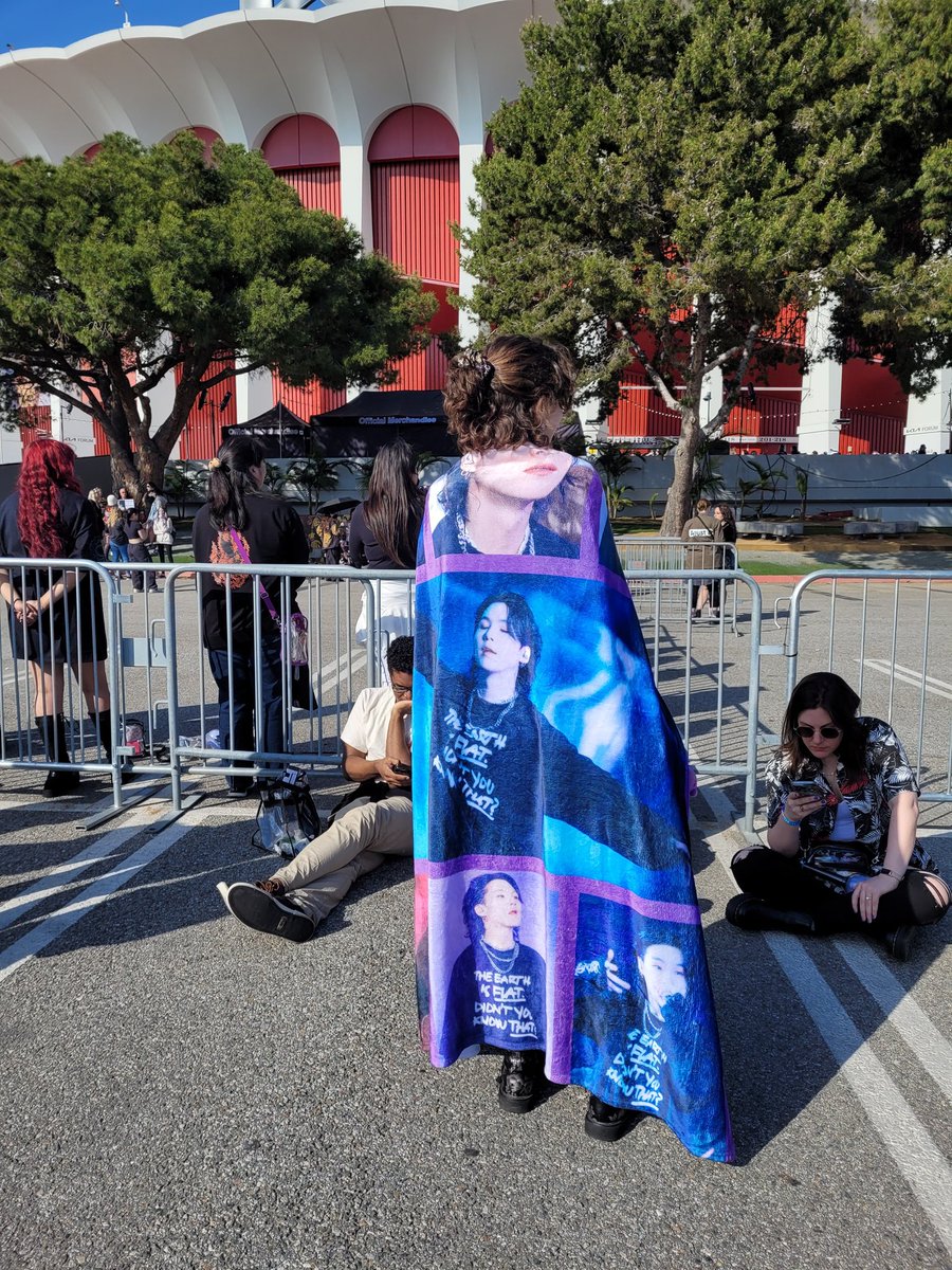 meowbeans7's tweet photo. Best night ever seeing Yoongi (and maybe he saw my blanket?!😻💜)

And shoutout to @thekiaforum thanks you guys have been fantastic! https://t.co/z31IiBAHig