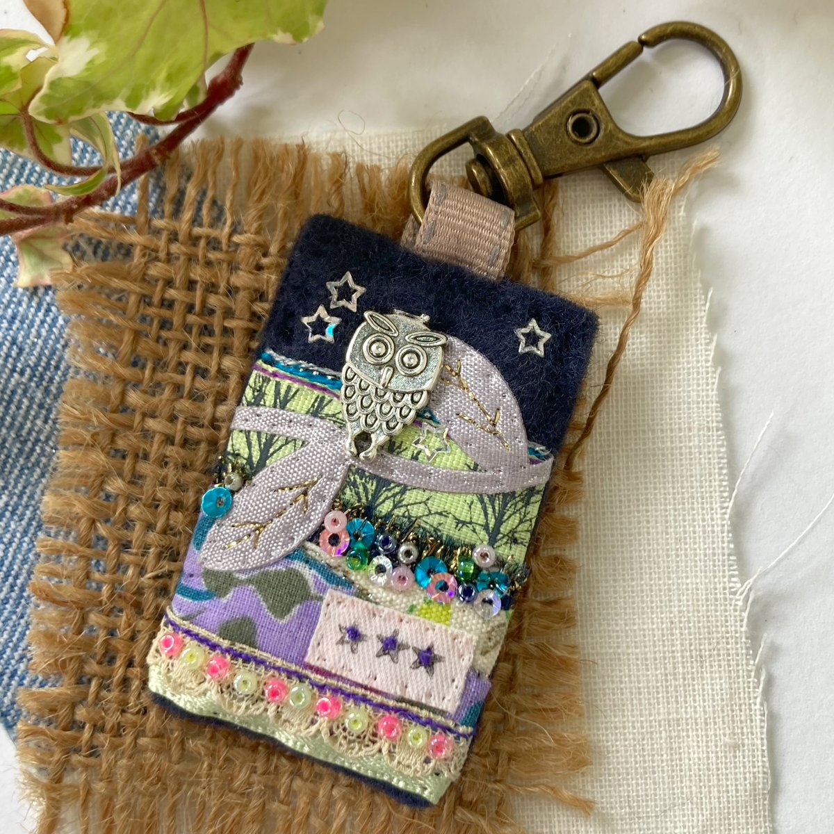 Starry night owl clip accessory, hand sewn from mixed fabrics, trims and embellishments.
Perfect little decorative dangle for keys, bags and spiral bound notebook journals.
elliestreasures.square.site/product/owl-cl…

#mhhsbd #earlybiz #shopindie #UKMakers #CraftBizParty #owls #handsewngifts