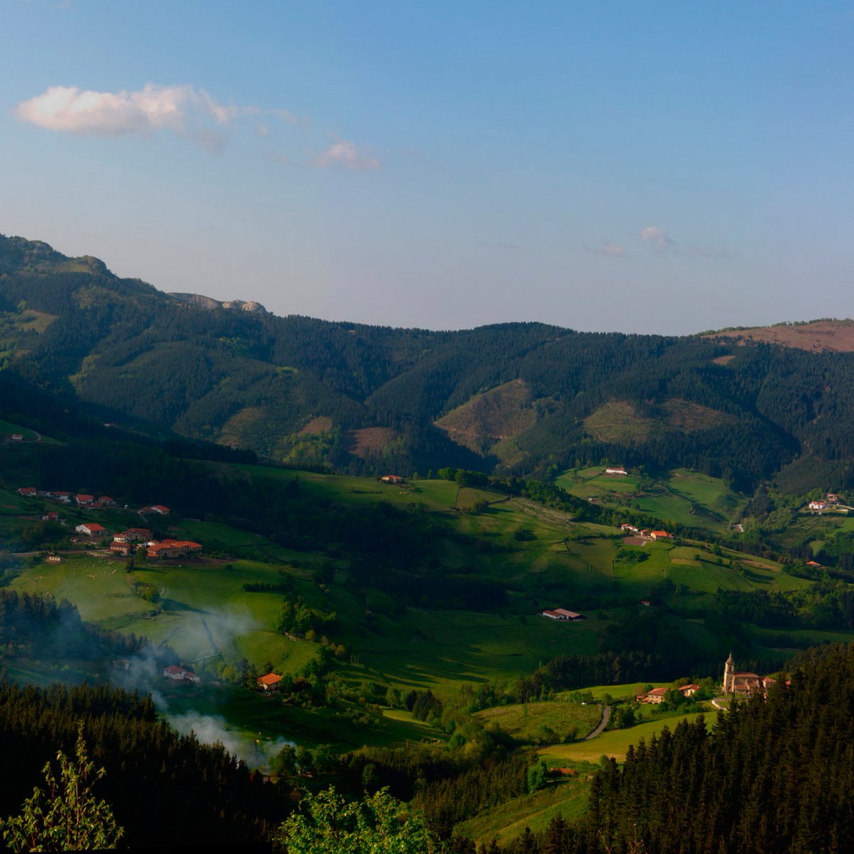 💚Descubre Álava

Ubicado en la Montaña Alavesa y conocida como “la pequeña suiza vasca”, Aramaio es un enclave turístico famoso por su patrimonio histórico y cultural y sus variadas rutas de senderismo. ¡Un pueblo ideal a visitar!
Foto (Flickr): Mikel Iturbe
#alava #turismorural