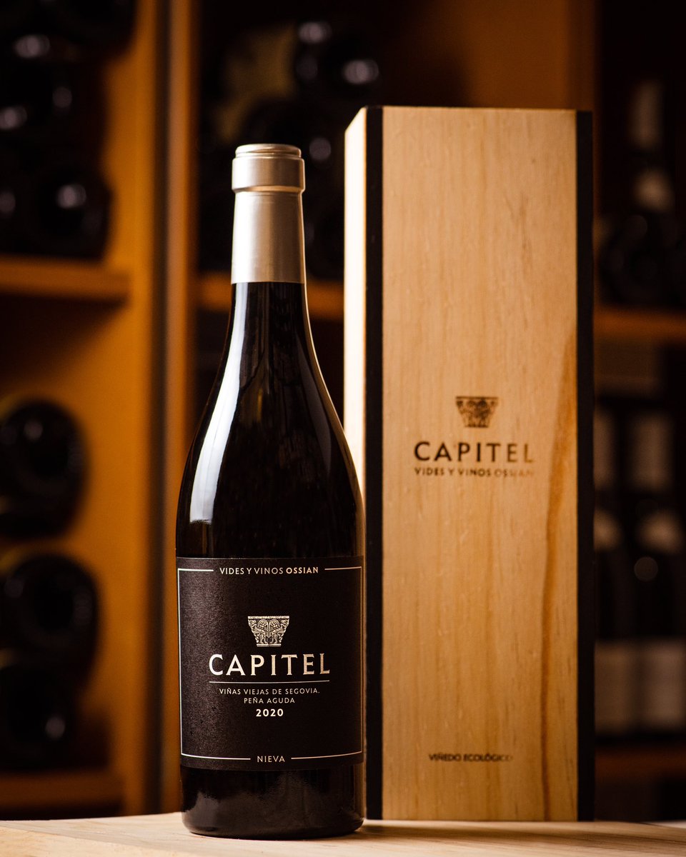 Capitel 2020 es la nueva añada del gran vino de Ossian. Verdejo de viñedos prefiloxéricos en Nieva (Segovia). El vino fermentó y se crio en barricas borgoñonas durante 10 meses. Un extraordinario blanco de guarda, complejo y profundo, de producción muy limitada. #vinodelasemana