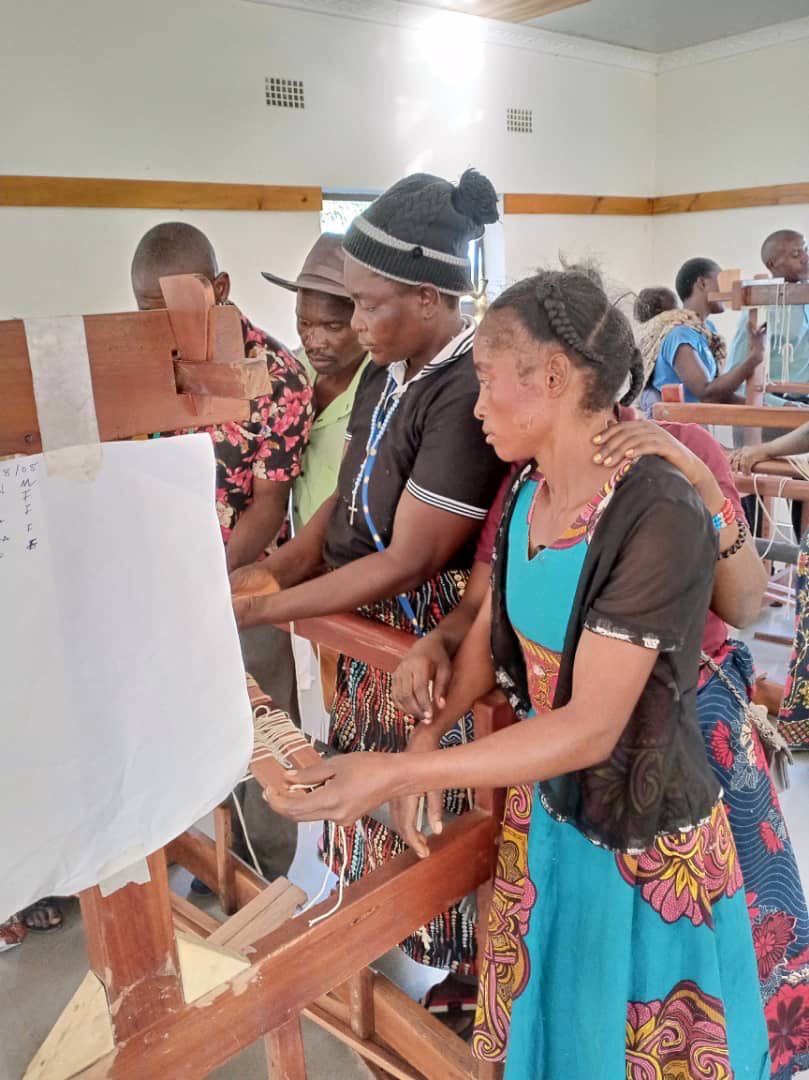 TheProtestPoet's tweet photo. Twenty Women and Youth Cotton Farmers are undergoing a training on Cotton Value addition and market linkages. The training will equip the farmers with skills and knowledge on handling as well as using handlooms to create different cotton products. #WomenFarmers #CottonValue https://t.co/fMtYf8xtki