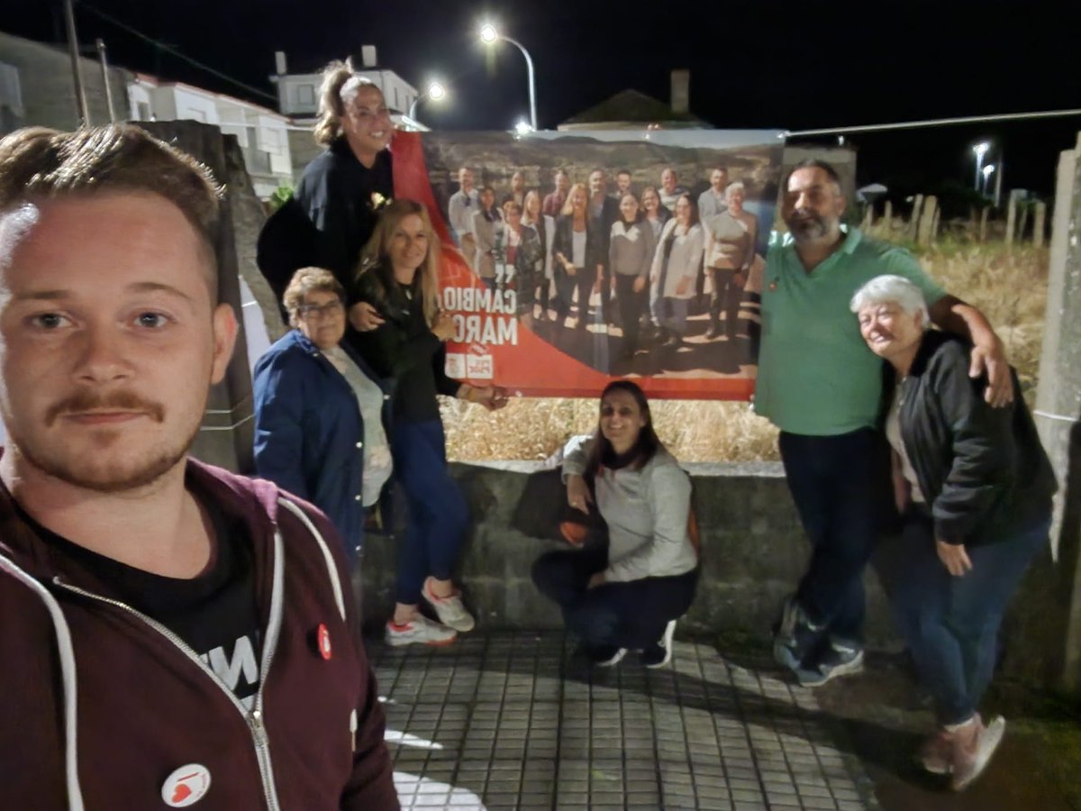 PSOEOurense's tweet photo. 𝗣𝗘𝗚𝗔𝗗𝗔 𝗗𝗘 𝗖𝗔𝗥𝗧𝗔𝗖𝗘𝗦 | CASTRELO DE MIÑO
👥 A candidata á alcaldía de #Castrelo, Catalina González, acompañada por membros da candidatura e veciños/as, deu comezo á campaña electoral no concello.
#HaiFuturo #VotaPSOE https://t.co/kP38pO0wON