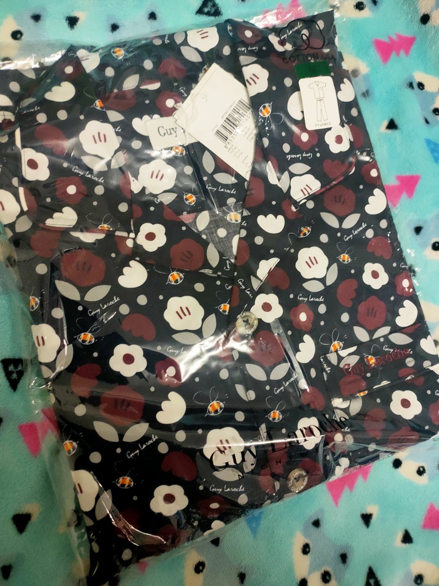 ขอบคุณมากๆนะคะ <a href="/GuyLarocheMen/">Guylarochemenswear.thailand</a> เป็นของรางวัลที่ส่งไวมากๆๆๆๆ มีชุดนอนลายผิ้งของคุณป็อปใส่วันไลฟ์แล้ว เย้ๆๆๆ 💜

<a href="/MSuppasit/">mewsuppasit</a>
#Guylarochemenswear #GuylarochexMewSuppasit
#Mewsuppasit