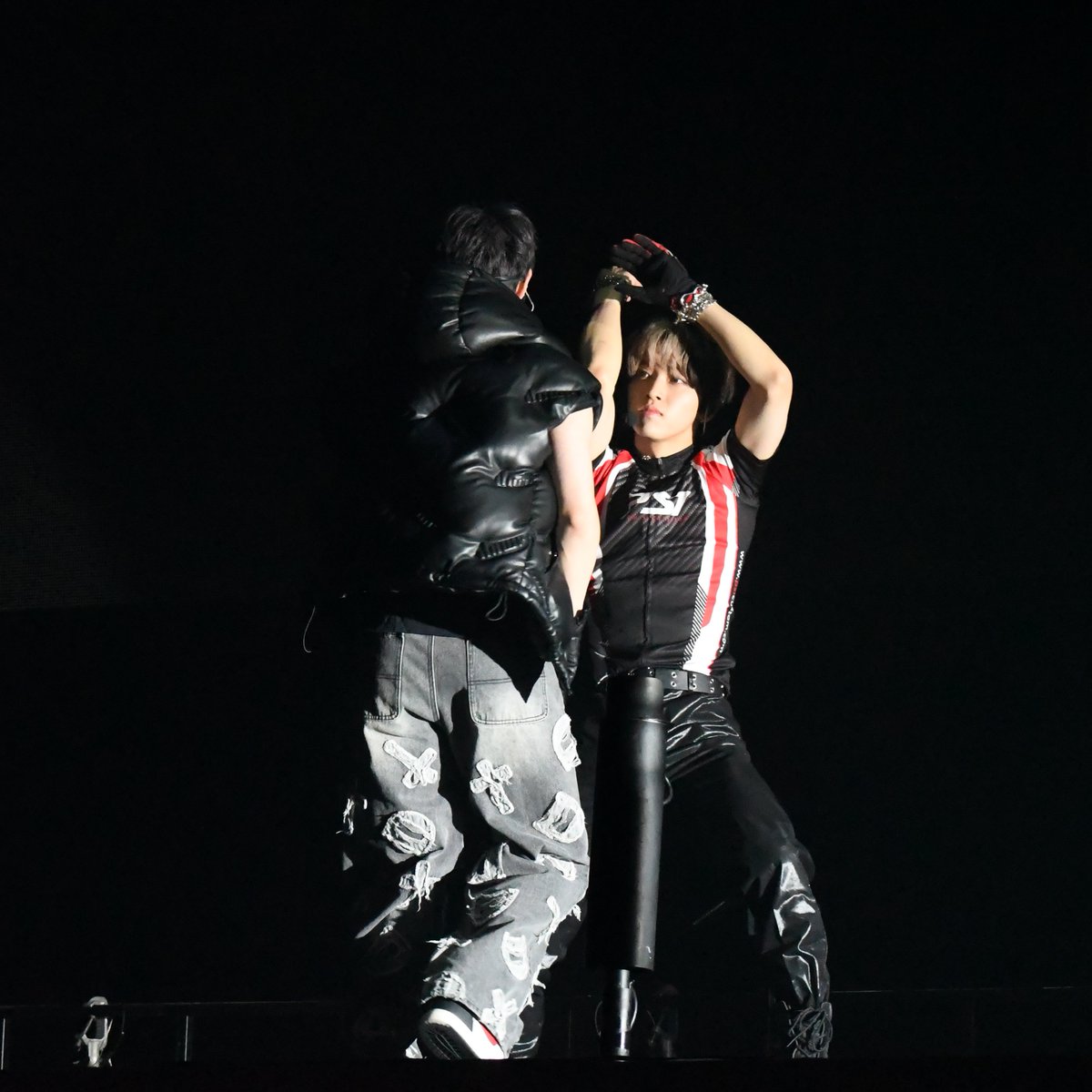 lesser396's tweet photo. Project:1の小松も大好きだったよ小松
ほんと衣装のチョイスも素晴らしかったしダンスめっさかっこよかったし表情がよかったので高画質動画出してすぐ出して
かわいい大澤さんとセンシティブな誠明さんを添えて 潤くん後ろ姿でごめんゆご顔隠れててごめん
#DreamGate01Final #BUGVEL #KOSHIN #ORβIT https://t.co/dJ84oEHC6X