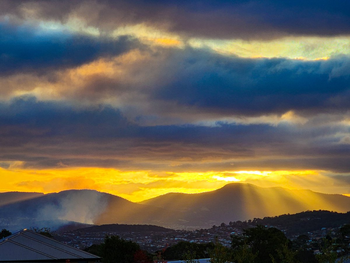 TasScenery's tweet image. A smokey afternoon setting in Hobart. Some religious connotations going on in this scene?

#sunset #settingsun #smokey #religion #fire #hobart #clouds #tasmania #tasmanianscenery #photo #photoart