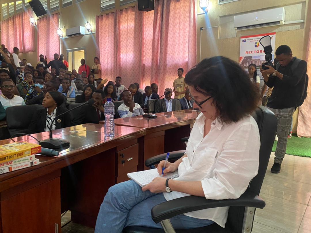 michelawrong's tweet photo. J'ai eu le plaisir de rencontrer les étudiants de l'Université de Kinshasa hier et de répondre à leurs questions sur mon livre, "Rwanda" : Assassins Sas Frontières". La salle était pleine, les questions nombreuses. https://t.co/tQcX8IOb0m