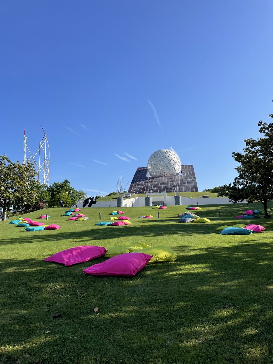 cedric_girardin's tweet image. Les beaux jours arrivent au @futuroscope 😉200 coussins géants installés pour nos visiteurs.