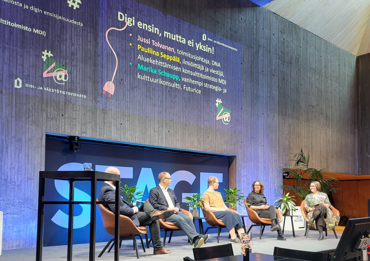 Paneelissa Tolvanen, Seppälä ja Schaupp: matkalla digin ensisijaisuuteen, mutta samalla palveluita kehittäen. Osaamistakin kehitettävä. Helppous, tiedon jakaminen, turvallisuus ja kiireettömyys tärkeitä. #digituki