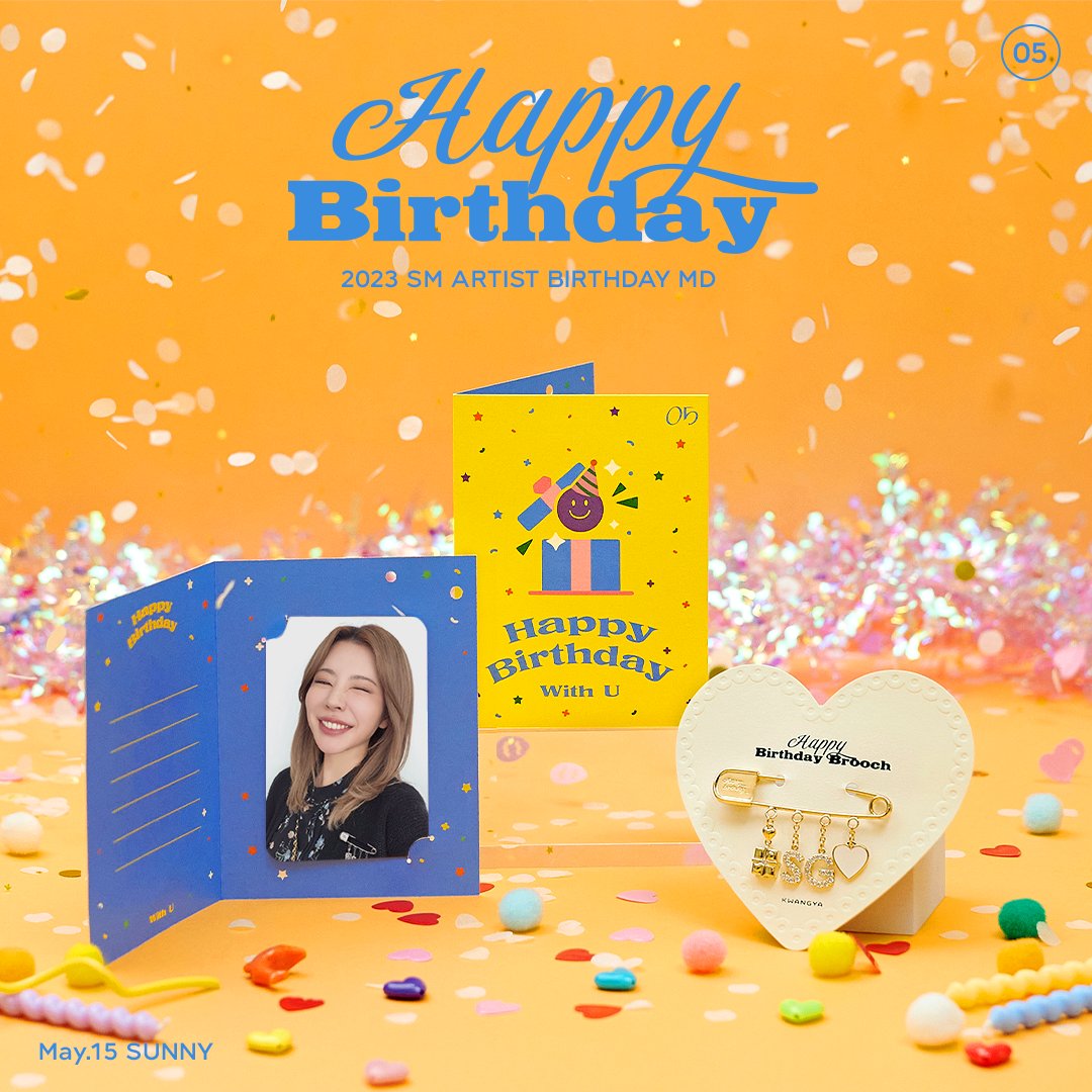 SUNNY의 생일을 기념하는 ARTIST BIRTHDAY BROOCH&amp;BIRTHDAY CARD를 만나보세요!🥳 
 아티스트의 이니셜로 포인트를 준 러블리한 드롭 스타일 브로치 2종과 축하 메시지도 적을 수 있는 귀여운 생일카드까지!
 브로치를 생일 카드에 걸어 데스크 위 특별한 소품으로 활용 해 보는건 어떨까요?