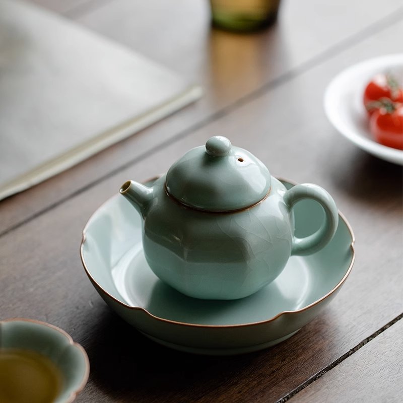 zingpottery's tweet photo. A teapot is a vessel, typically made of ceramic or pottery, that is used for steeping and serving tea. Its unique shape and design make it a popular choice for tea lovers all over the world. https://t.co/5uwAgHs0bh