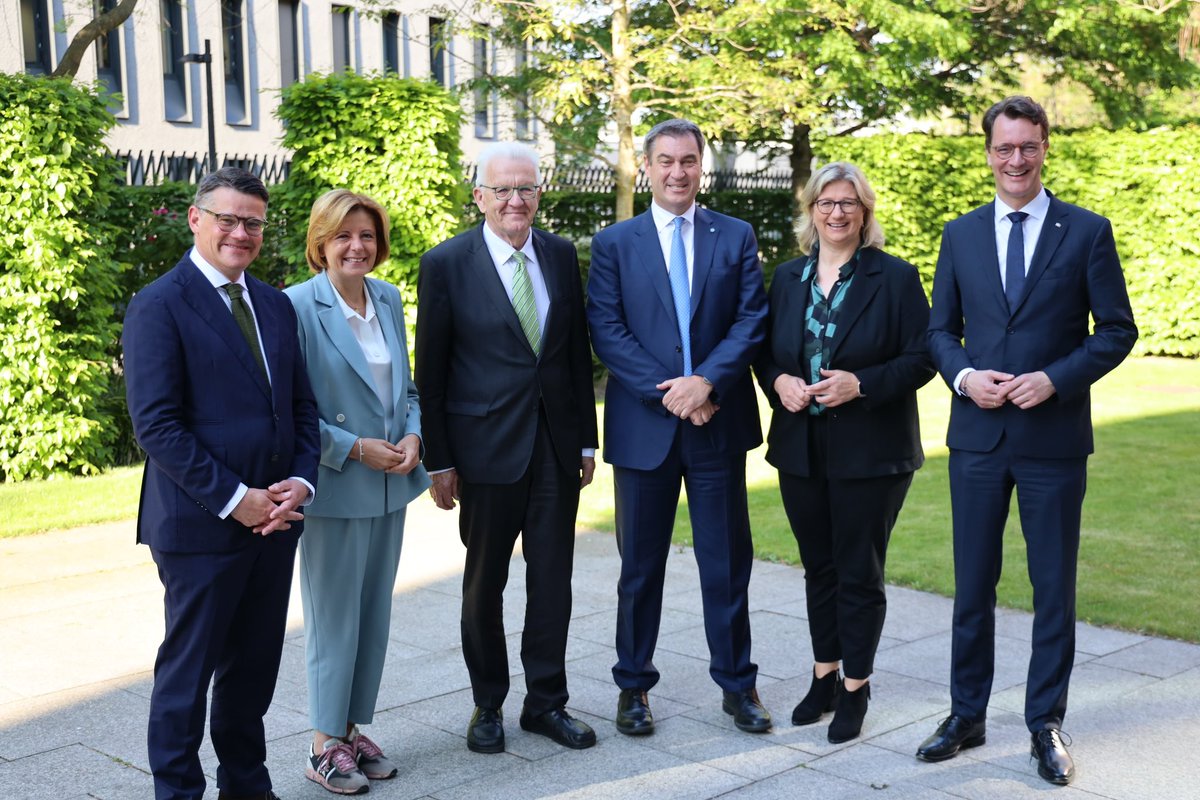 Wir Länder im Süden und Westen wollen den Klimawandel begrenzen und  erneuerbare Energien ausbauen. Senden heute ein klares Signal für einheitliche Strompreiszone und subventionierten Industriestrompreis.