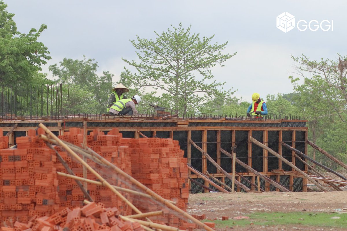 With support from @KOICALaoPDR, <a href="/GGGILaoPDR/">GGGI Lao PDR</a> is working with partners in Pakse City and Champasak to develop #wastewater infrastructure. Today, <a href="/FrankRijsberman/">Frank Rijsberman</a> met with colleagues to visit and inspect the #infrastructure under construction.

<a href="/rowansfraser/">Rowan Fraser</a>  <a href="/gggi_hq/">GGGI</a>