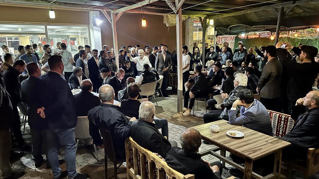 leventozmen49's tweet photo. Genç kardeşlerimizle bir araya gelerek sıkıntılarını dinledik. 14 Mayıs seçimlerinde destek talep ettik. Genç Kardeşlerimize Eşitlik ve Liyakat sözü verdik. 

#MuşMhpDiyor
#SevdamızMuş https://t.co/gudO5iVbsI