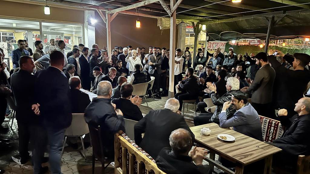 leventozmen49's tweet photo. Genç kardeşlerimizle bir araya gelerek sıkıntılarını dinledik. 14 Mayıs seçimlerinde destek talep ettik. Genç Kardeşlerimize Eşitlik ve Liyakat sözü verdik. 

#MuşMhpDiyor
#SevdamızMuş https://t.co/gudO5iVbsI