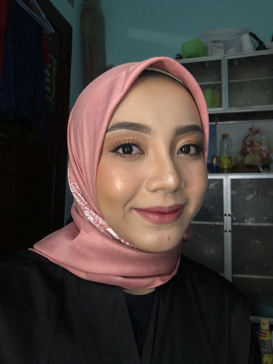 xlvfirstrabbit's tweet photo. Yang masih bingung buat makeup wisuda, yuk bisa ke aku yaa, 180K (belum termasuk transport) booking bisa chat nomor yang di bio / ig : Brushedby.mala #wisudabandung #makeupwisuda #muabandung #muacimahi #infoBDG #makeupnatural #wts #wtb https://t.co/r16y41q0Un