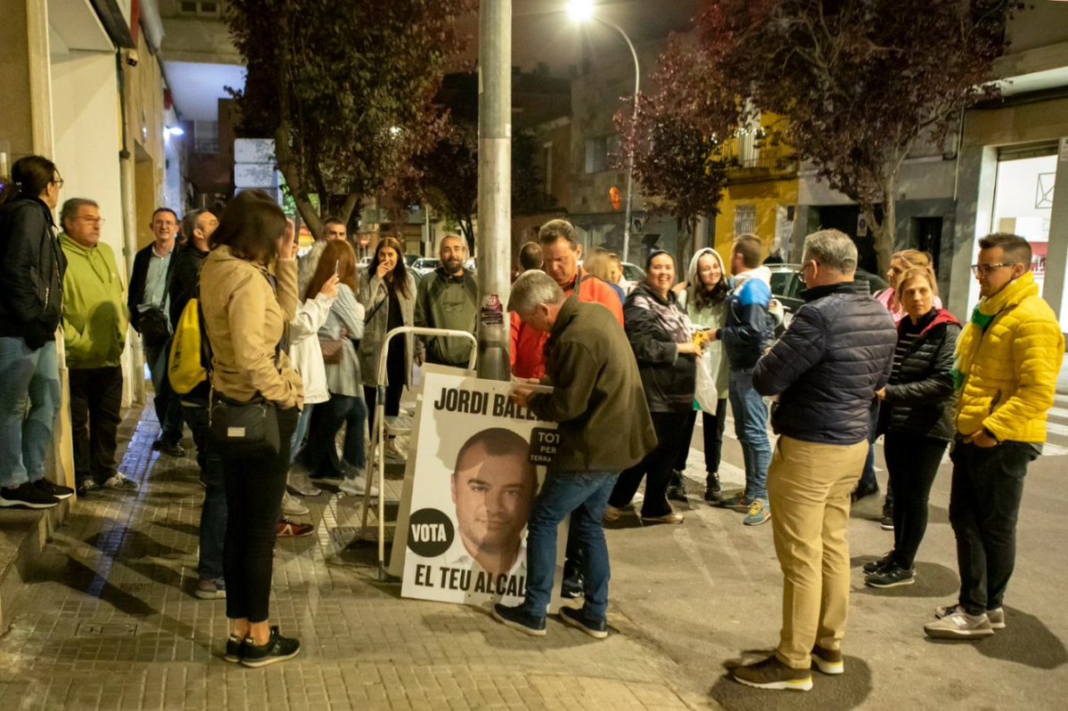 💥 Aquesta nit hem fet el tret de sortida oficial a la campanya electoral amb la tradicional penjada de cartells. 

💪 Comencem una campanya on ens juguem moltes coses que marcaran els propers 4️⃣ anys de #Terrassa.  

❤ Per això, us demano suport i confiança a <a href="/TotperTerrassa/">Tot per Terrassa</a>.