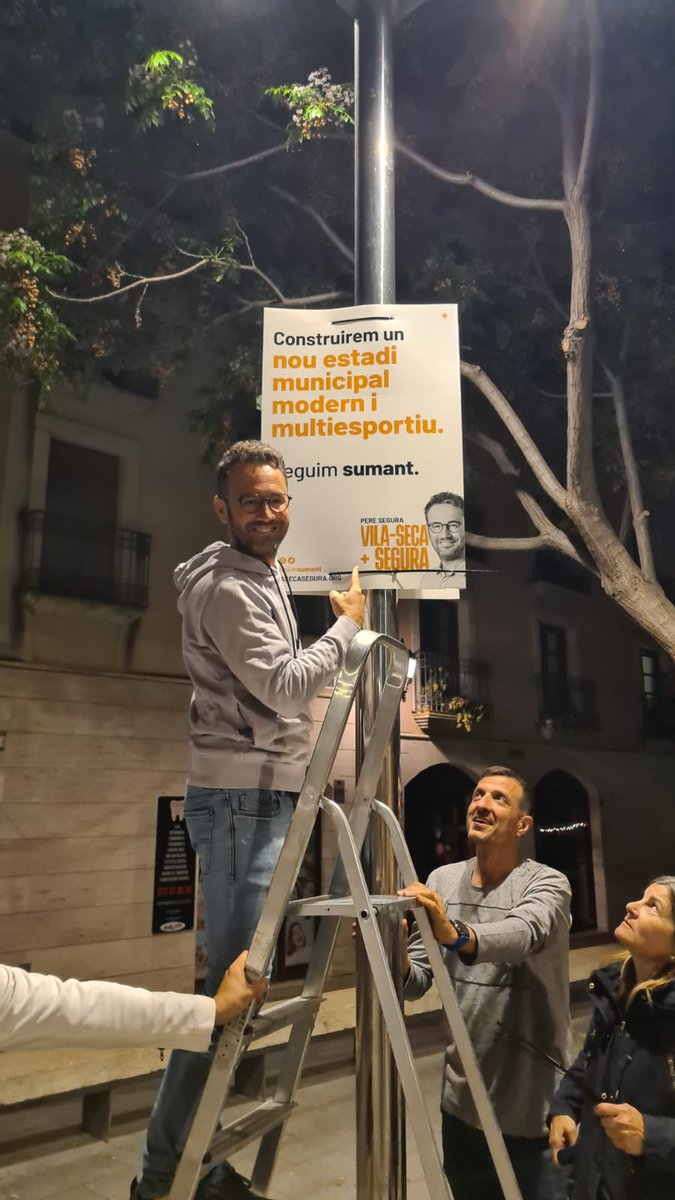 🟦Aquesta passada nit, 🚀hem arrancat la campanya per a les eleccions del #28M amb la tradicional enganxada de cartells a Vila-seca.

#vilasecasegura #seguimsumant