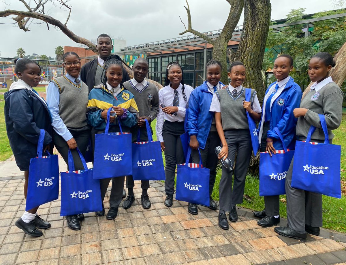 USEmbassySA's tweet image. Earlier this week we hosted a U.S. college fair in collaboration with #JoburgLibraries at Paterson Park. What an exciting opportunity for learners to gain valuable insights into the U.S. college admissions process &amp;amp; to explore the various pathways to #StudyInTheUSA