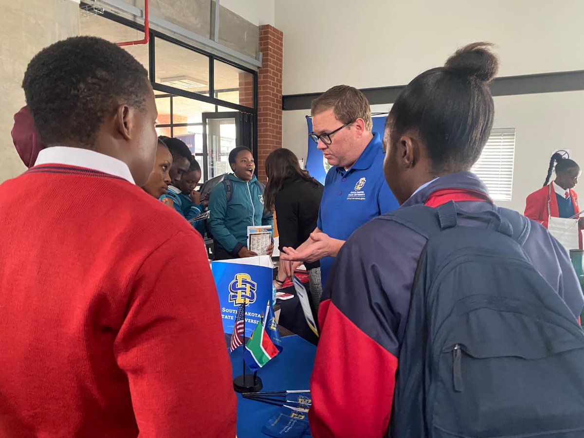 USEmbassySA's tweet image. Earlier this week we hosted a U.S. college fair in collaboration with #JoburgLibraries at Paterson Park. What an exciting opportunity for learners to gain valuable insights into the U.S. college admissions process &amp;amp; to explore the various pathways to #StudyInTheUSA