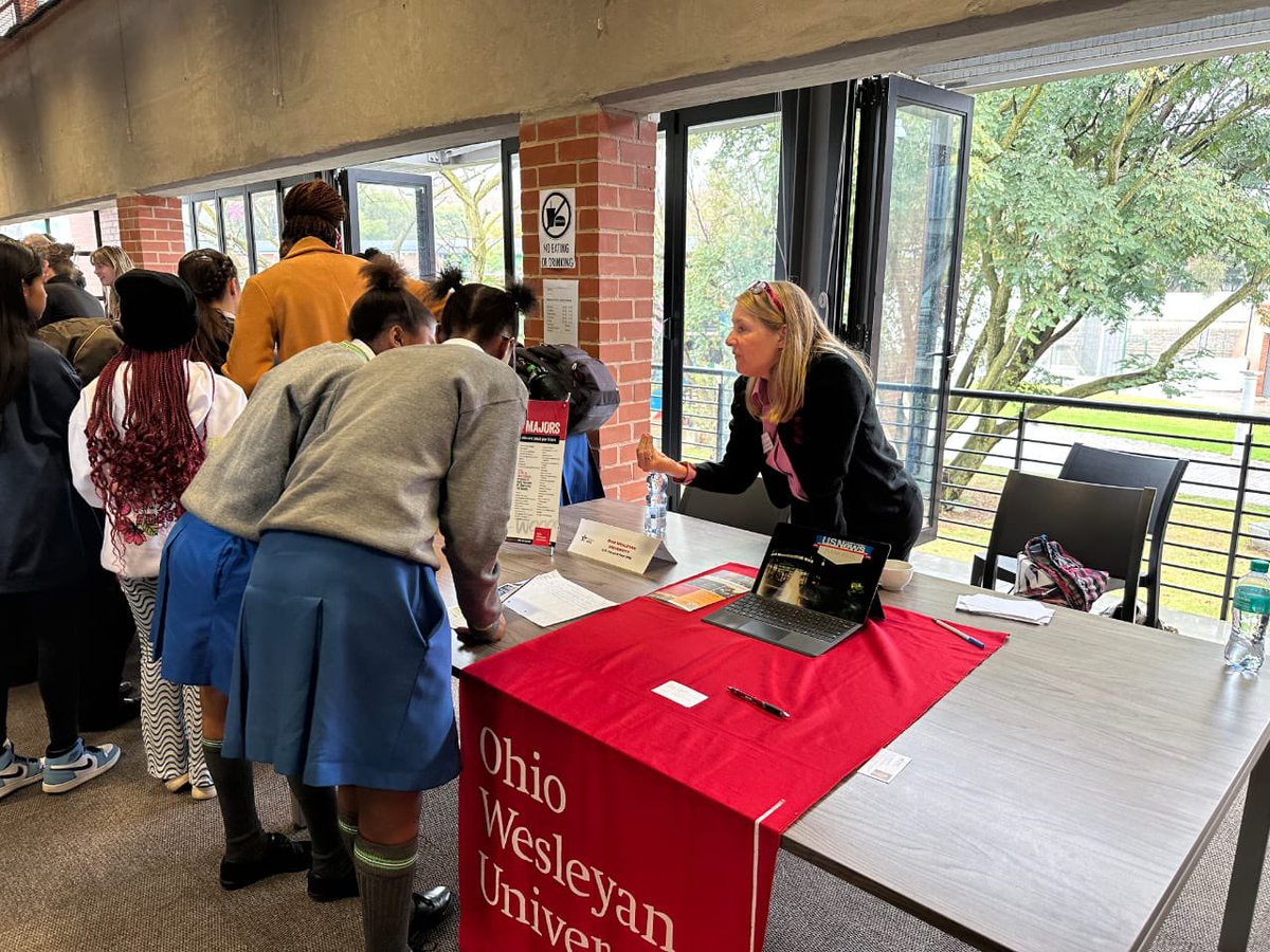 USEmbassySA's tweet image. Earlier this week we hosted a U.S. college fair in collaboration with #JoburgLibraries at Paterson Park. What an exciting opportunity for learners to gain valuable insights into the U.S. college admissions process &amp;amp; to explore the various pathways to #StudyInTheUSA