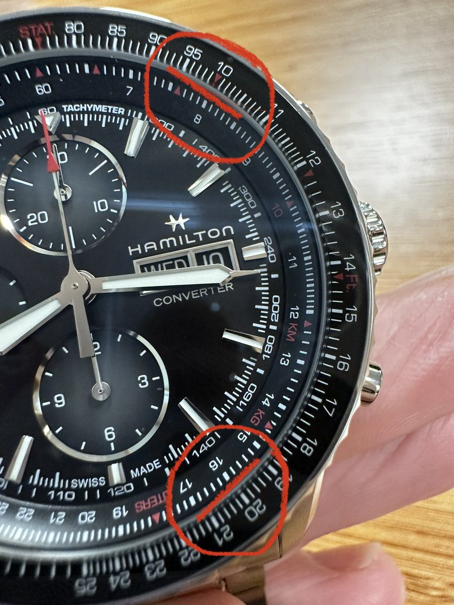 1. fotoğraf, kahvem ve mekanik saatim
2.fotoğraf bir matematik problemi
3.fotoğraf ise problemin kağıt kalem kullanmadan çözümü
Esasında saatin bezeli ve kadrandaki göstergelerde logaritmik bir cetvel gizli…